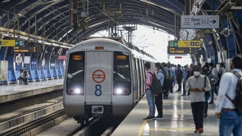 Delhi metro diver and staff saves girl who try to end her life after jumps to track ckm