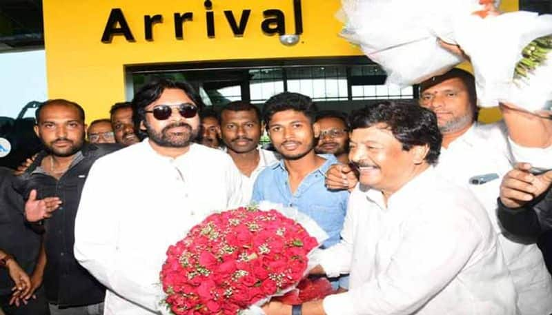 Jana Sena Chief  Pawan Kalyan  Reaches  To  Rajahmundry  lns 