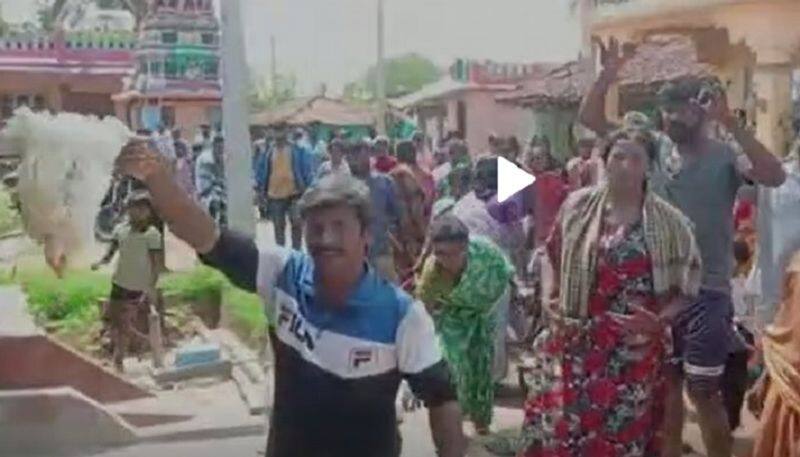 Distributed Sarees and Chickens to Vote for BJP at Mandya in Karnataka Election 2023 grg 