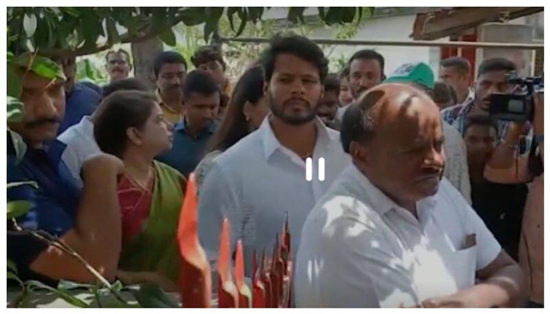 hd kumaraswamy family casts vote in Bidadi nbn