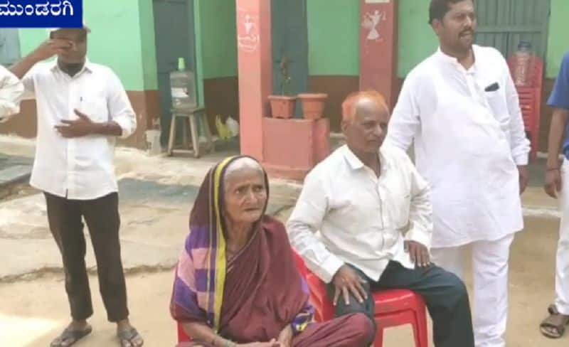 Karnataka Election 2023 old woman outraged protesting in front of polling station at gadag district gvd