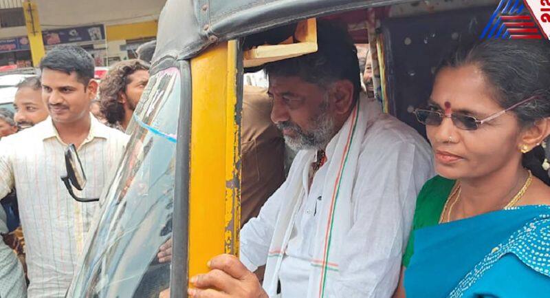 Karnataka Election 2023 DK Shivakumar Rides Auto In Ramanagara gvd