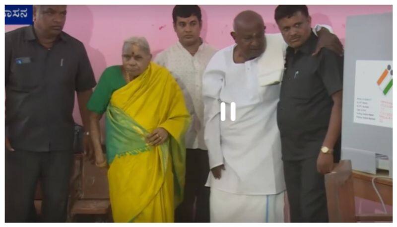 HD Devegowda casts vote in Hassan nbn