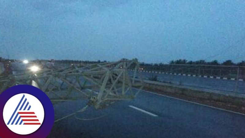 An electric pole fell on the national highway in maddur at mandya rav