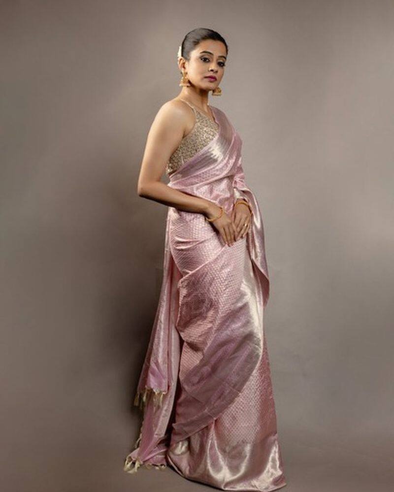 latest alluring photos of Actress Priyamani in saree 