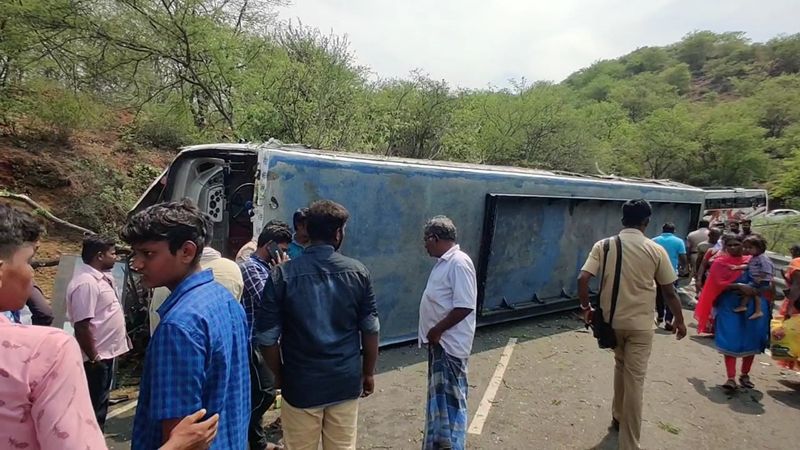 a private tourist bus collapsed in hokanekkal hilles 20 persons injured