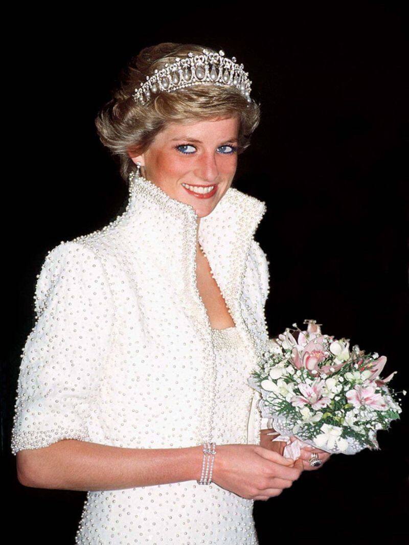 princess diana s diamond and pearl necklace  to be auctioned