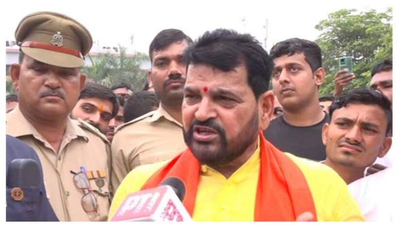 మా అనుమతి లేకుండా టీషర్టులు తొలగించి అక్కడ చేయి వేసేవాడు :  బ్రిజ్ భూషణ్‌పై  రెజ్లర్ల తీవ్ర ఆరోపణలు