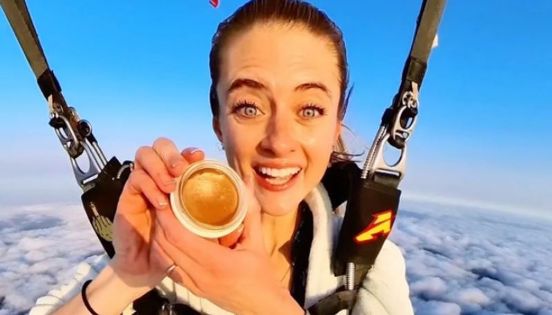 Skydiver Applies Makeup While Jumping From 10000 Feet azn