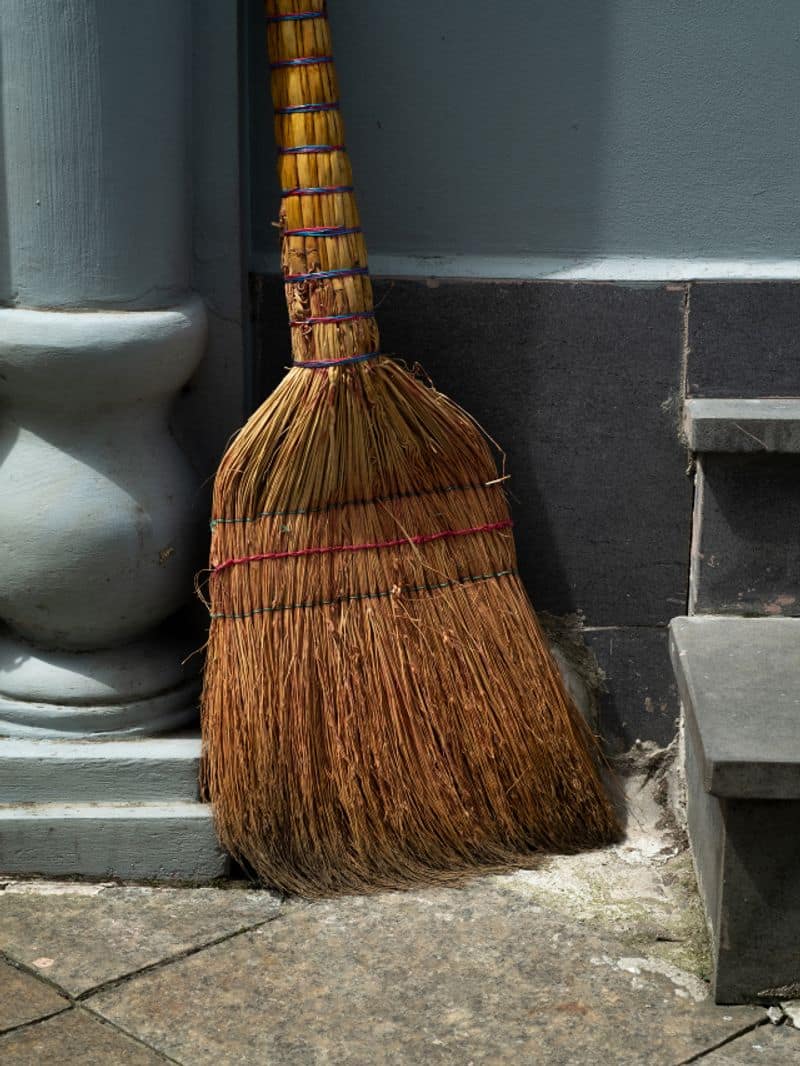 know where to place a broom in the house to solve vastu dosha suh