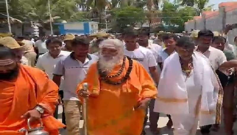 KPCC President DK Shivakumar Visited to Kadasiddeshwar Matha at Tiptur in Tumakuru grg