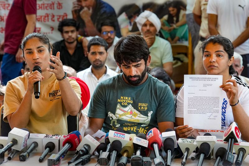 Wrestlers contemplate shifting protest venue to Ram Lila ground from Jantar Mantar kvn