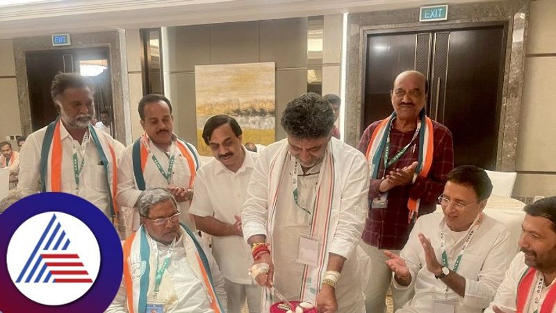 Congress leaders celebrated DK's birthday lavishly bengaluru rav