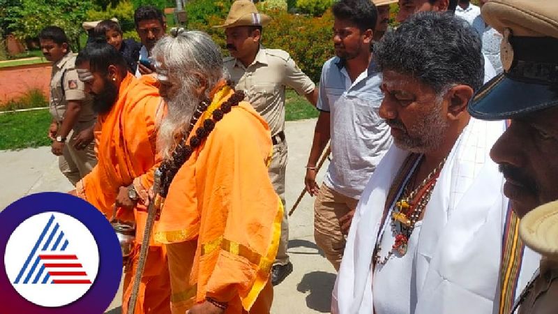 DK Sivakumar blessed by Shri Gangadhara Ajjaiah in kadasiddeshwar mutt at tiptur rav