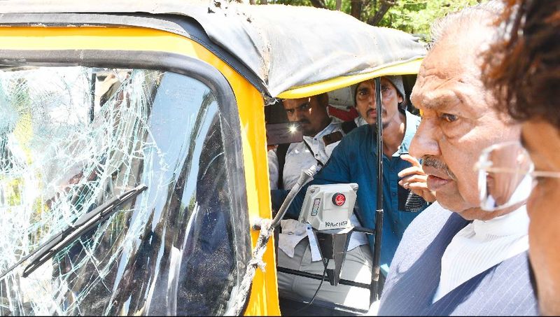 Auto driver attacked by Congress supporters voting for BJP at shivamogga rav