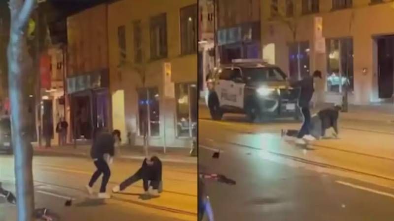 A man used his pet snake to hit a man during a street fight.. Viral video