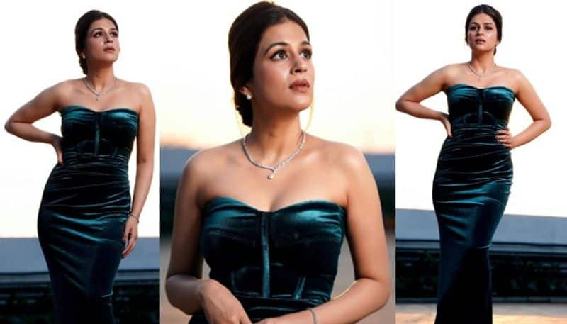 Actress Shraddha Das Stunning looks in tight outfit NSK