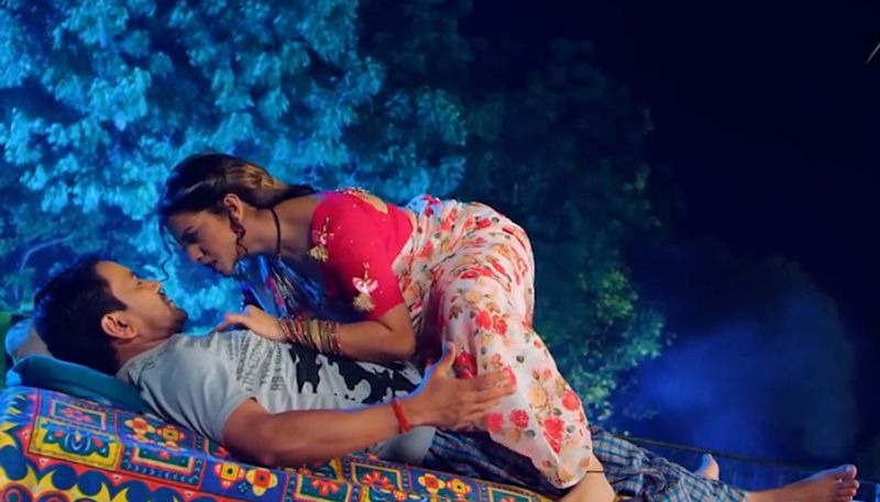 Akshara Singh SEXY video: Bhojpuri actress, Nirahua's 'terrace' romance is making fans go crazy-WATCH RBA