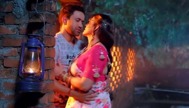 Akshara Singh SEXY video: Bhojpuri actress, Nirahua's 'terrace' romance is making fans go crazy-WATCH RBA