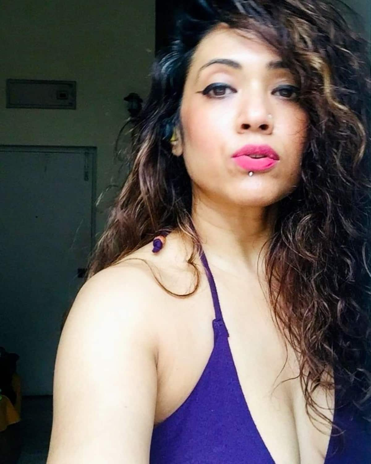 Ritu Parna Sen (Rii) BOLD photos: Bengali actress flaunts cleavage, curves on Instagram