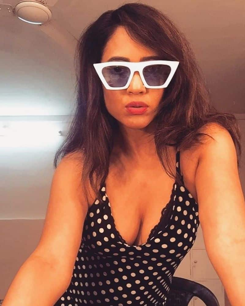 Ritu Parna Sen (Rii) BOLD photos: Bengali actress flaunts cleavage, curves on Instagram