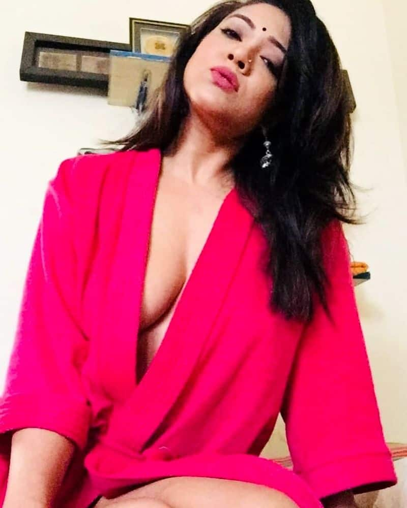 Ritu Parna Sen (Rii) BOLD photos: Bengali actress flaunts cleavage, curves on Instagram