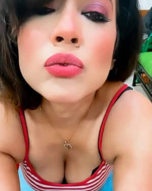 Ritu Parna Sen (Rii) BOLD photos: Bengali actress flaunts cleavage, curves on Instagram