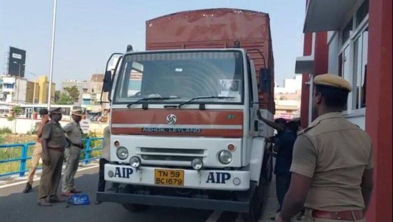 A lorry carrying Rs 535 crore from the Reserve Bank broke down in the middle of the road and there was a commotion