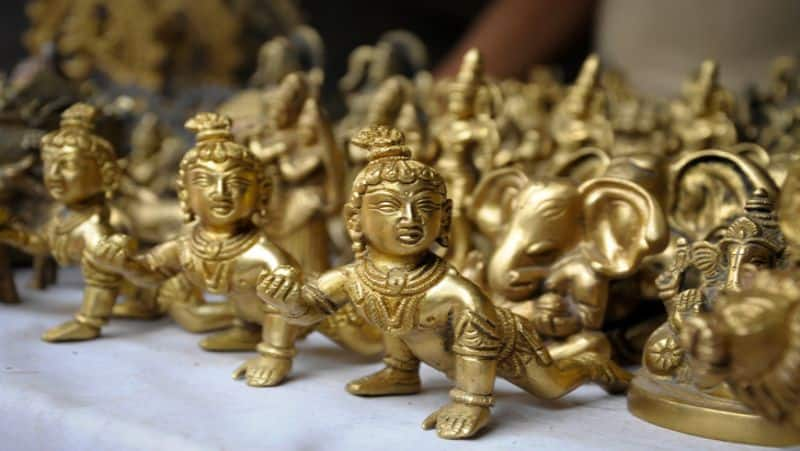 Arrange idols in your home temple