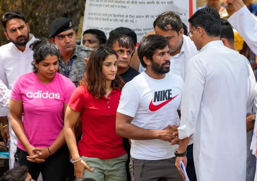  అనురాగ్ ఠాకూర్‌ ఇంటికి  రెజ్లర్లు: కేంద్రమంత్రితో   చర్చలు