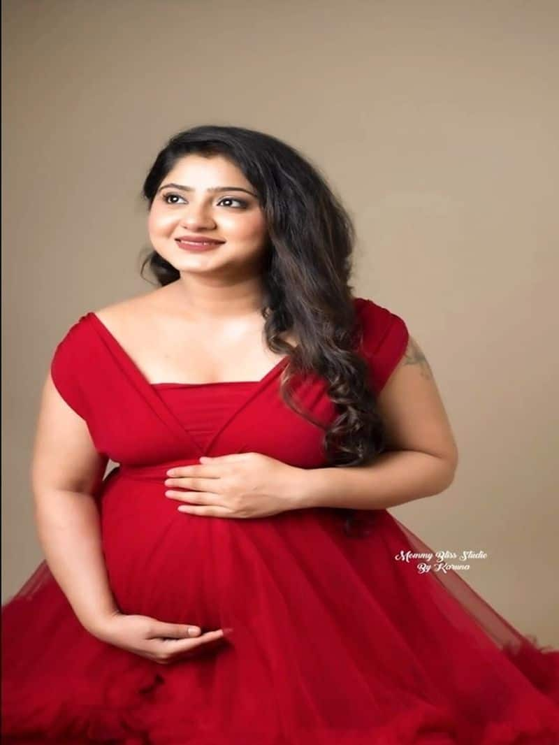 Radha kalyana actress Radhika Rao maternity photoshoot 