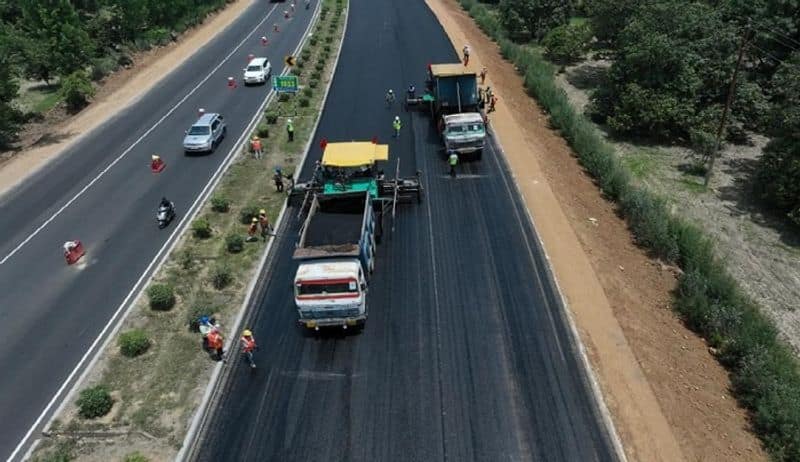 Ghaziabad Aligarh Expressway made history Niting gadkari congratulate team for 100km Road completed in 100 hour ckm