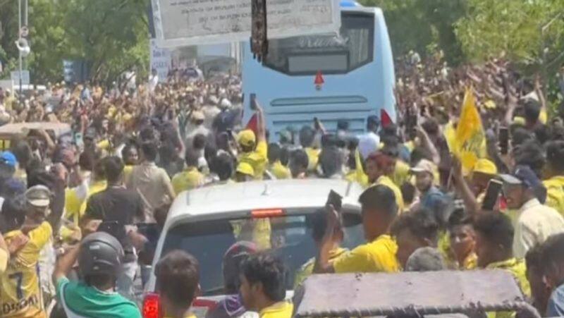 In Delhi Fans Surrounded CSK Team Bus on the way to Arun Jaitley Stadium