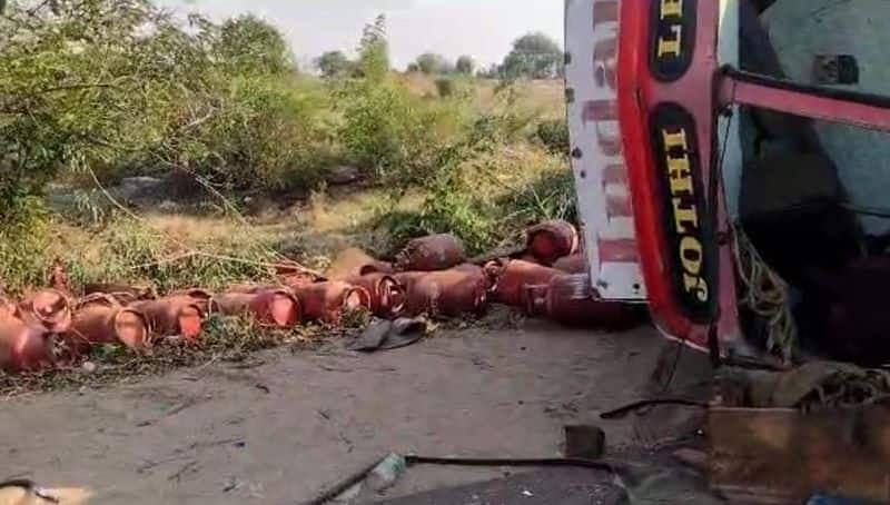 Lorry carrying the cooking cylinder overturned At Yadgir gvd