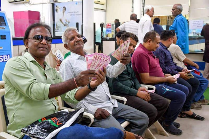 Rs 2000 note exchange: Confusion and complaints dominate day 1