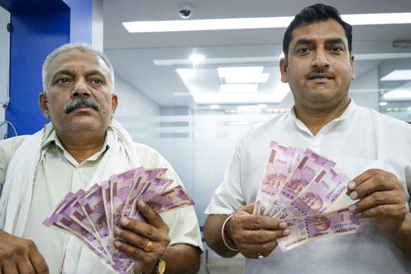 Rs 2000 note exchange: Confusion and complaints dominate day 1