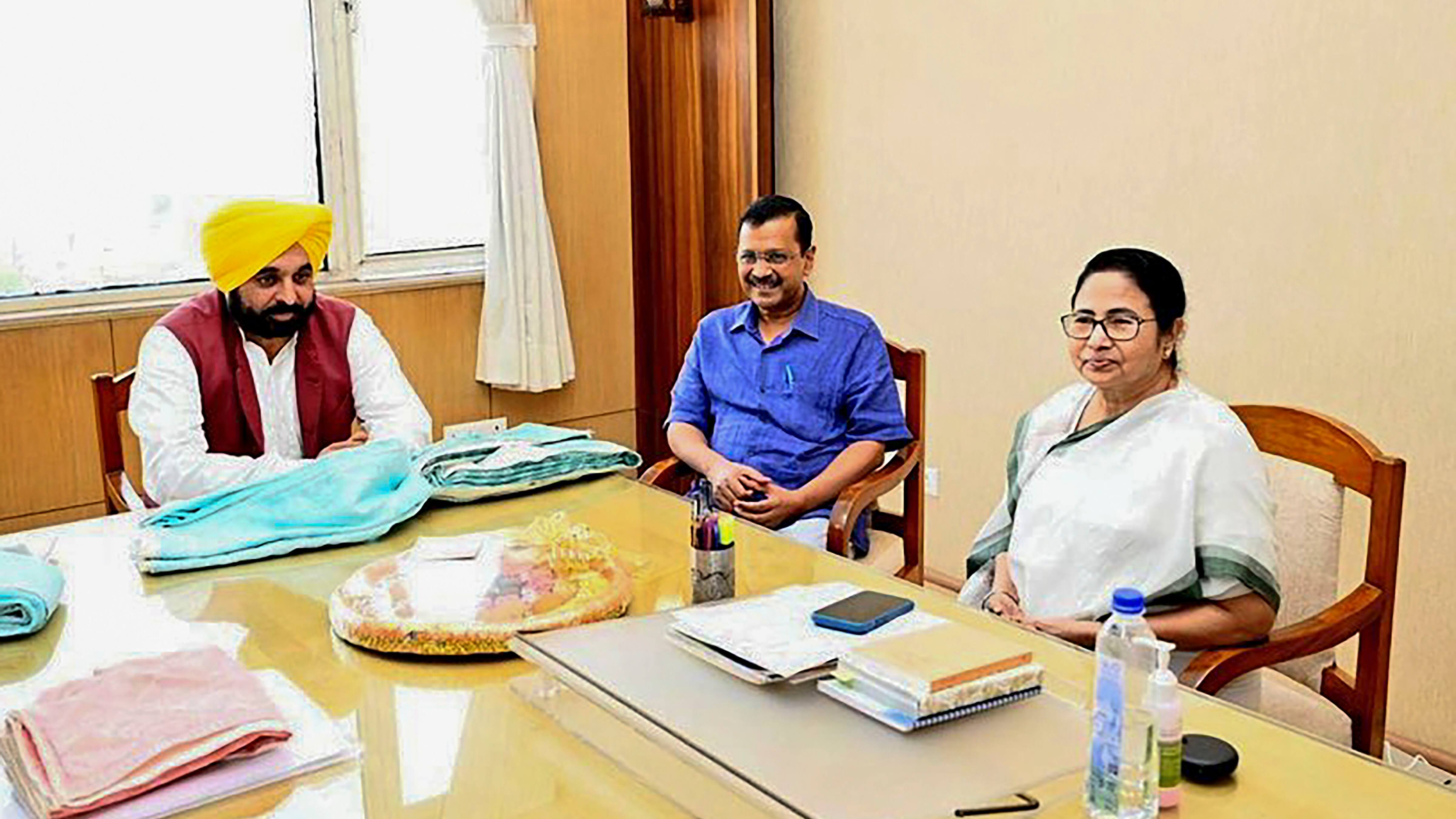 Arvind Kejriwal met Mamata Banerjee