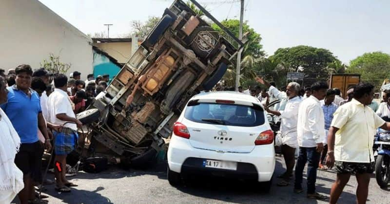 Maruti Suzuki Super Carry Pick Truck came to upside down after colliding with Tata Tiago prn