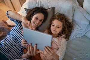 Here are 7 advantages of reading E-books over printed books