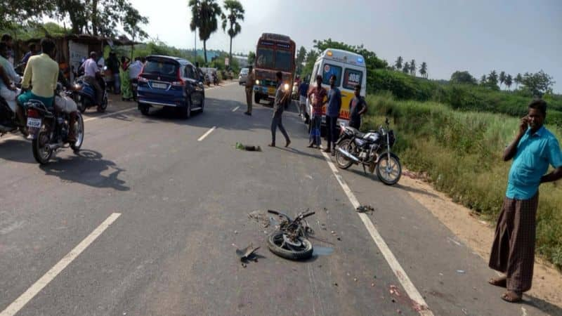 2 youngsters died road accident while hit a lorry in thanjavur