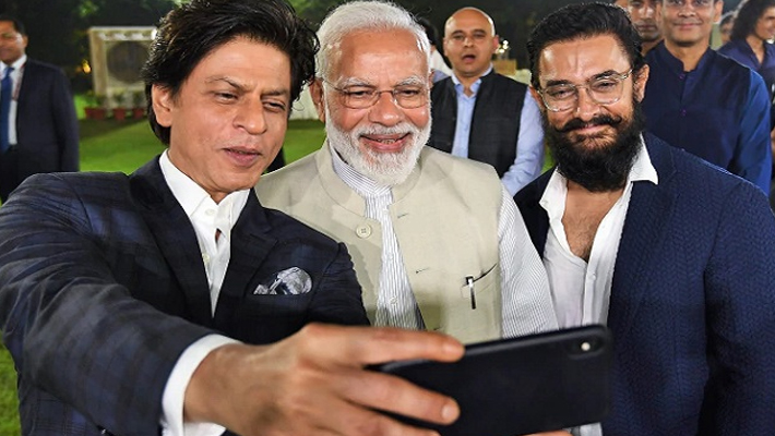 SRK-आमिर खान के साथ पीएम मोदी की सेल्फी SRK-आमिर खान के साथ पीएम मोदी की सेल्फी