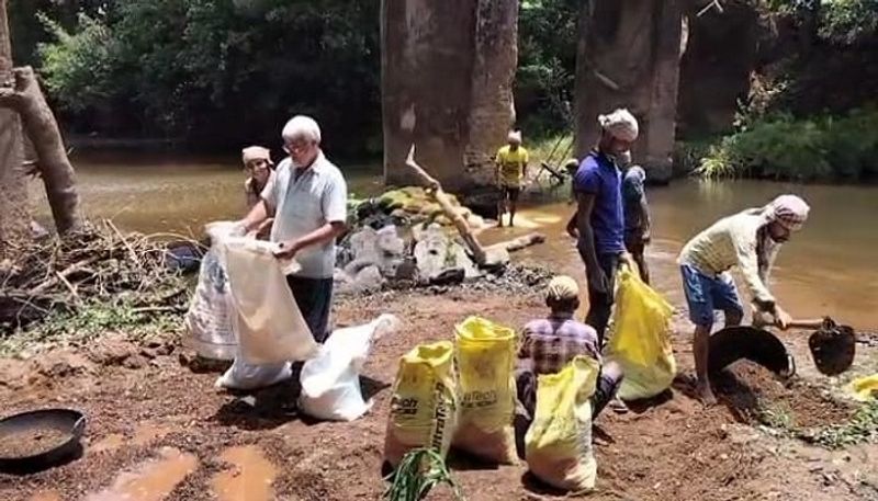 Attempt to Save Bridge from People by Sand Bag at Siddapur in Uttara Kannada grg