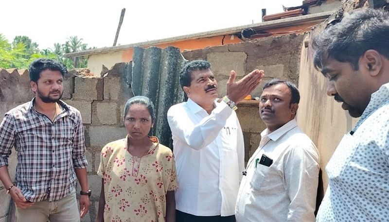 MLA Tammaiah Helps the Rain Damaged Family in Chikkamagaluru grg