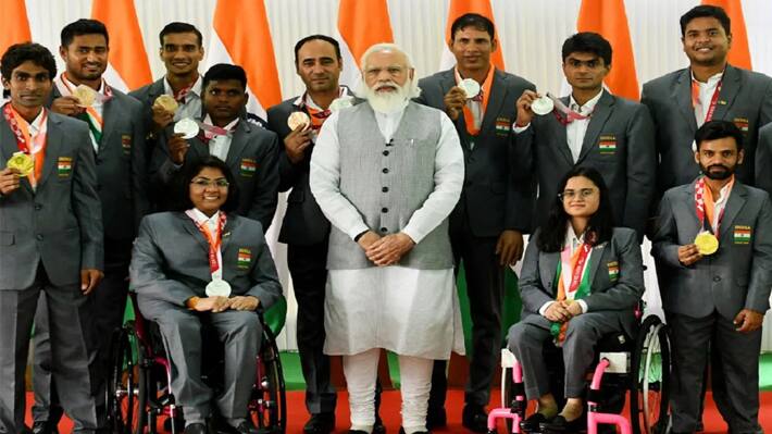 pm Narendra Modi with paralympics athlete