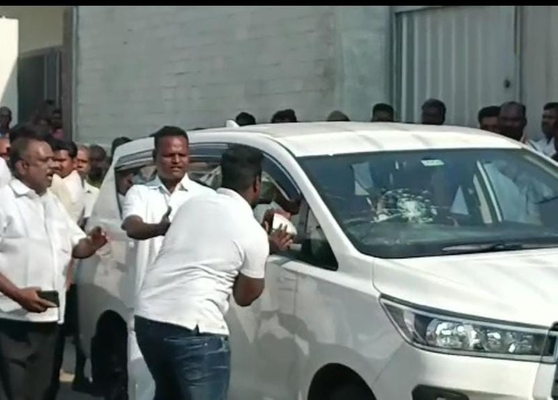 Senthil Balaji supporters vandalized the vehicle of Income Tax officials