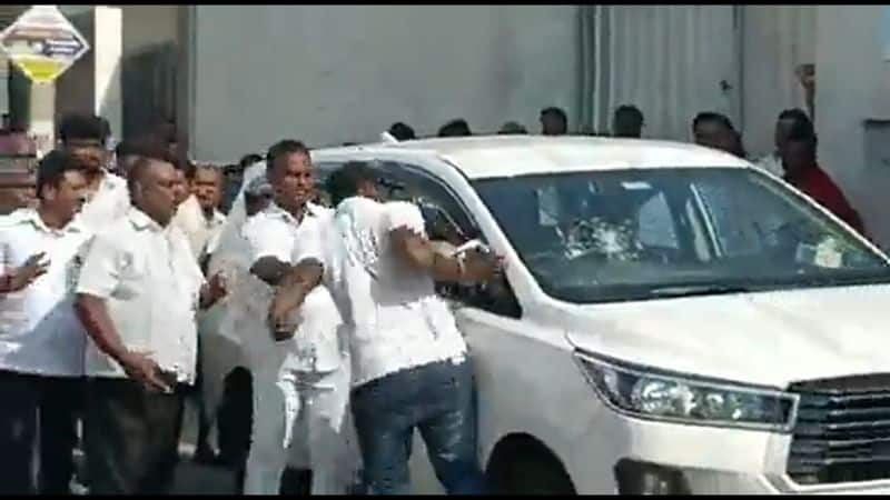 dmk cadres demolish income tax officer car in front of minister senthil balaji home