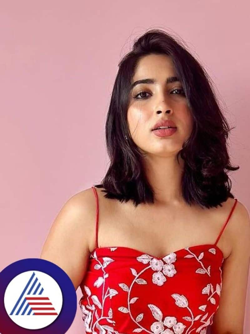 Bigg boss kannada fame Sanya Iyer flaunts her red hot look vcs 