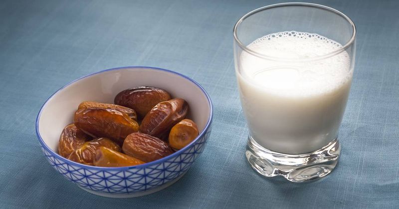 Healthy Benefits Of Eating Dates Soaked In Milk rsl