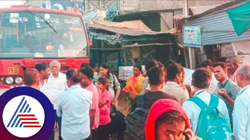 KKRTC bus broks down at midnight Passengers troubled at kanakagiri koppal rav