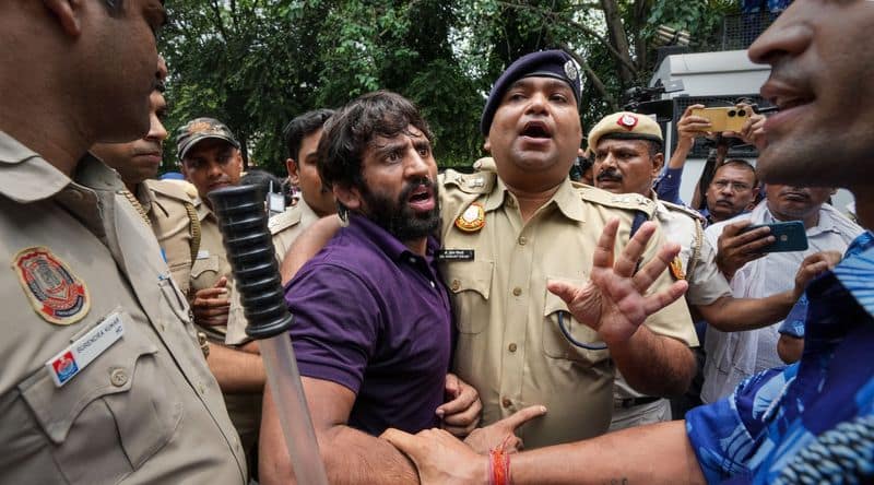 Wrestlers vs WFI chief: Delhi Police vacates Jantar Mantar protest site, grapplers detained (WATCH)-ayh